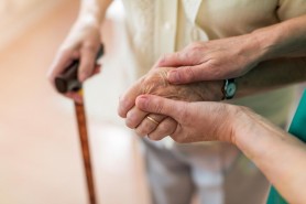 Un îngrijitor, condamnat pe viaţă, după ce a fost prins violând o bătrână de 99 de ani, bolnavă de demenţă, în UK